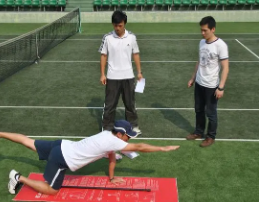 与学生运动员合作的教师提示